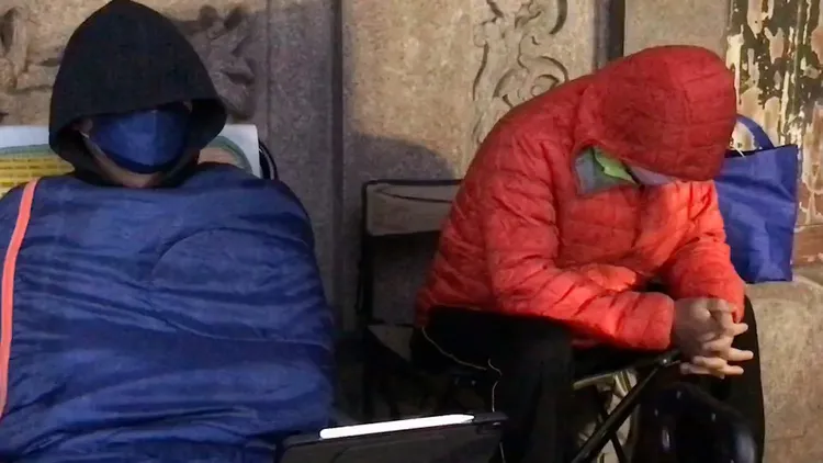 民眾在凌晨時段排隊點燈，全都穿上羽絨衣禦寒。民眾提供