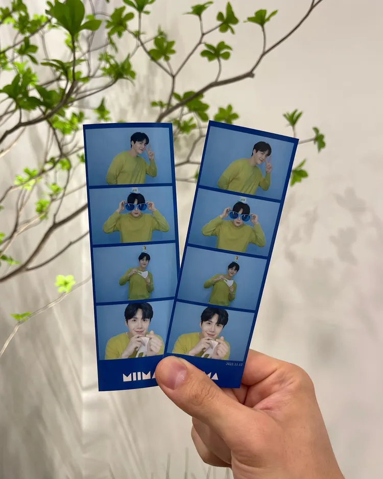 金宣虎拍了快閃店裡的「人生四格」機器。翻攝金宣虎IG