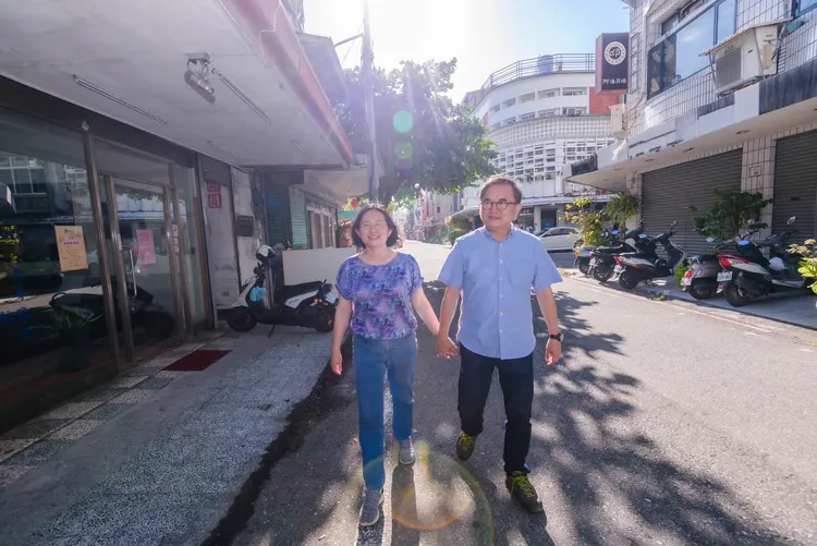 劉櫂豪伉儷漫步台東市中心安慶街頭。劉櫂豪競總提供