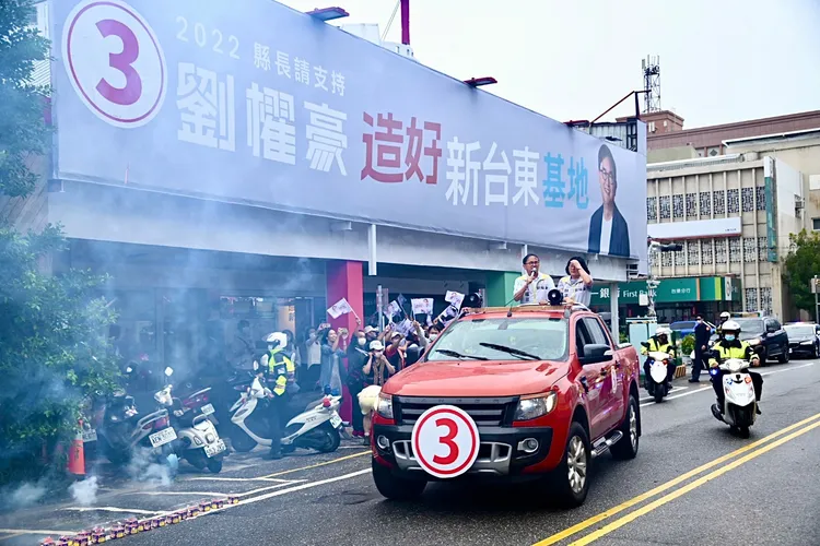 台東縣長候選人劉櫂豪走入大同商圈拜票。劉櫂豪競總提供