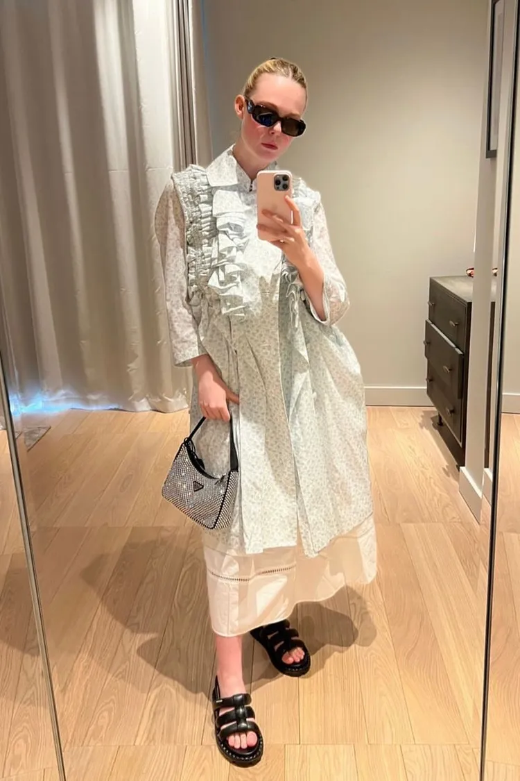 義大利精品PRADA的Re-edition 2000尼龍迷你手袋，被Lyst譽為「年度包款」，並受到包括好萊塢女星艾兒芬妮等人爭相搶背。翻攝ellefanning IG