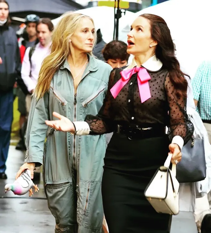 女星莎拉潔西卡派克（左》在拍攝影集《And Just Like That…》第2集時所拿的鴿子包，目前在品牌官網及眾多電商平台上皆已缺貨。翻攝andjustlikethatcostumes IG