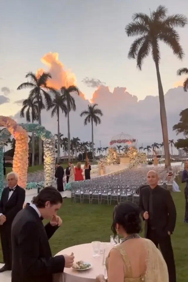 露天婚宴在川普的佛羅里達海湖莊園舉行，襯著夕陽，氣氛浪漫。翻攝philippefaresboulos IG