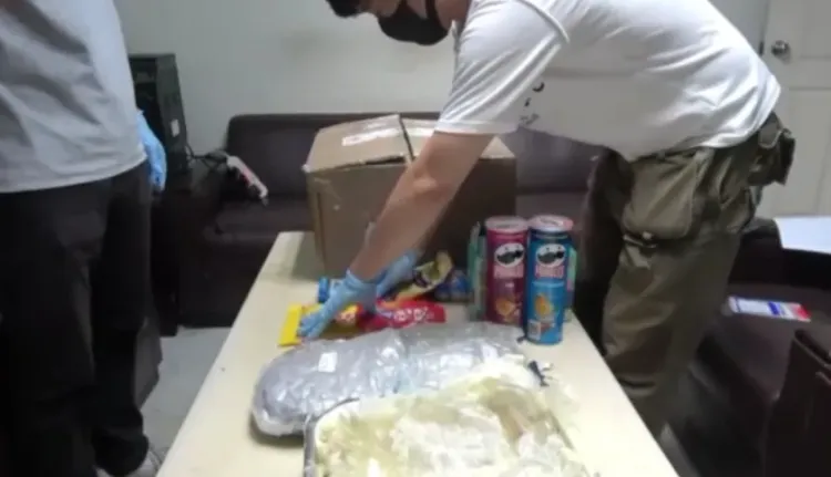 警方在包裹內查獲2包大麻花。翻攝畫面