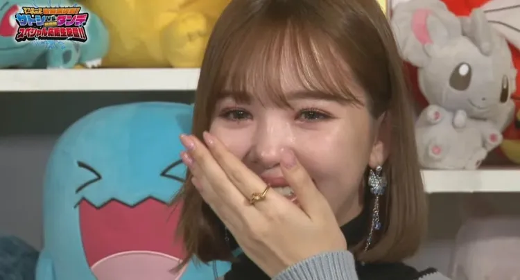 藝人妮可昨晚參加現場直播節目為小智應援，感動到淚流滿面。翻攝0220nicole推特