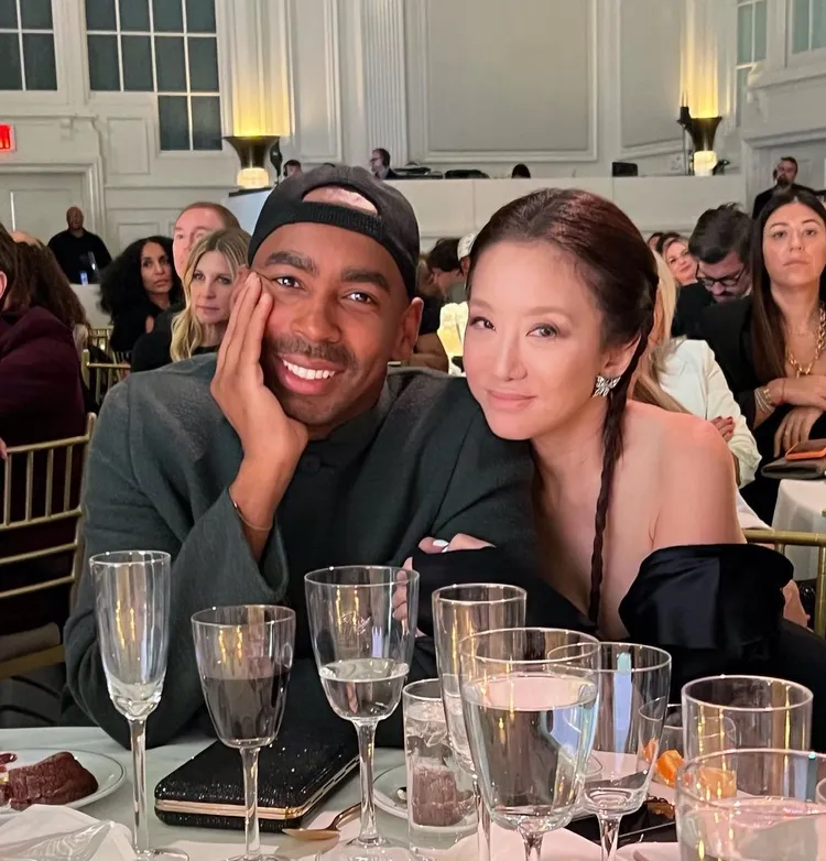 她（右）在場內摘下墨鏡，膚質看起來也很不錯。翻攝verawang IG