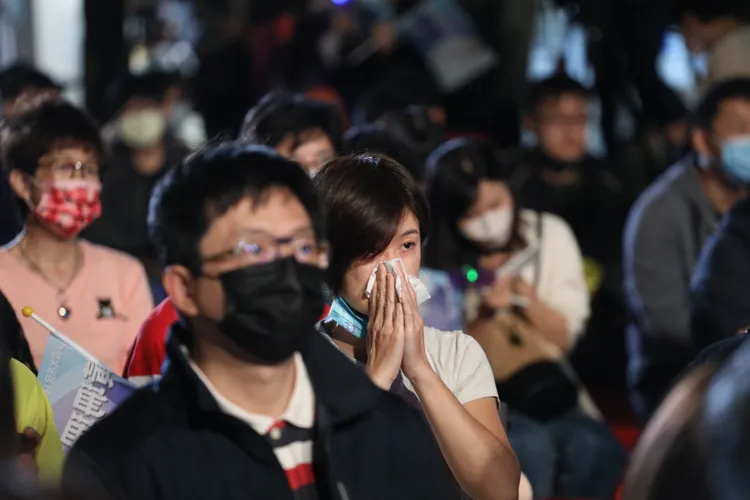 現場支持者眼眶泛淚擤鼻涕。陳明中攝