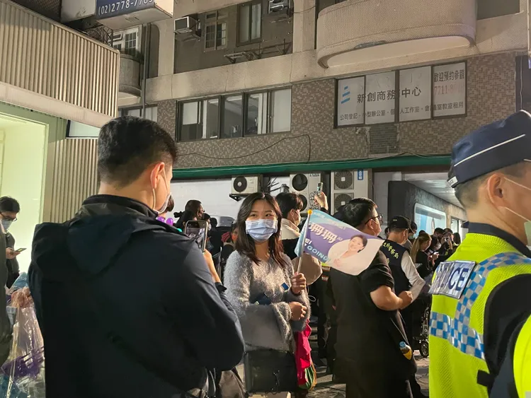 許多支持者選擇站在一旁人行道。劉彥宜攝
