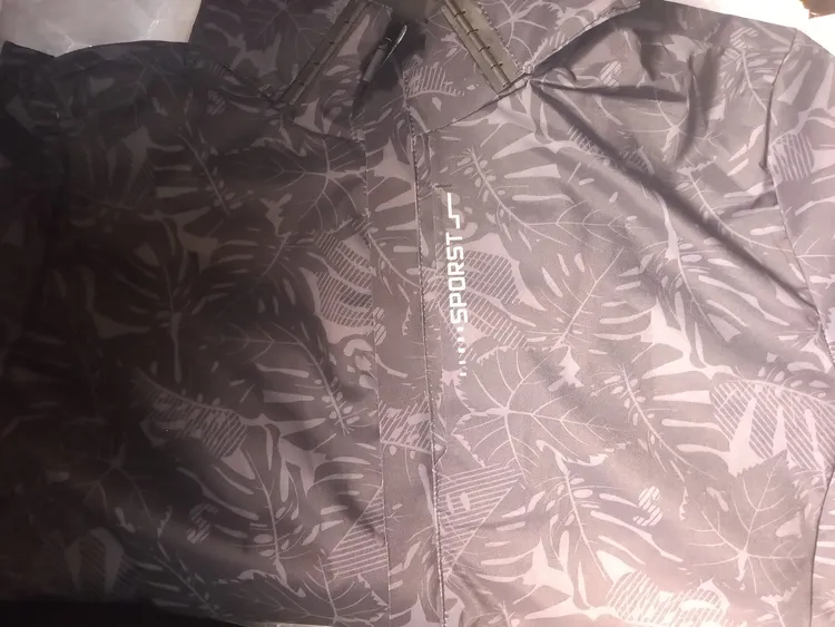 寄來的山寨外套，連「sports」都拼成「sporst」。翻攝爆怨公社