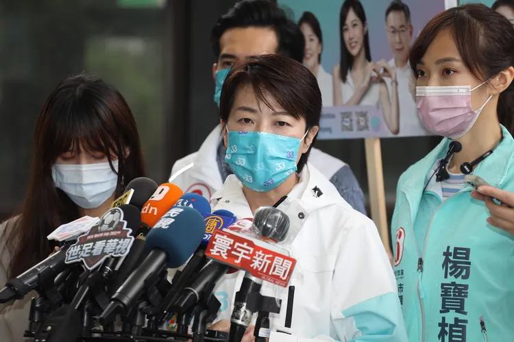 黃珊珊走訪草埔市場。陳明中攝