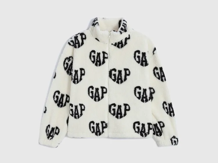 抱抱絨系列女款Logo軟毛珊瑚絨外套，2299元。品牌提供