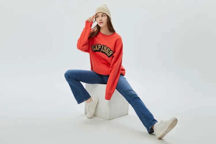 GAP為歲末聖誕節與跨年派對，推出應景的霓虹配色服飾。品牌提供