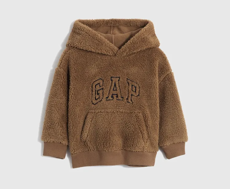 抱抱絨系列幼童Logo珊瑚絨刷毛連帽T恤，1499元。品牌提供