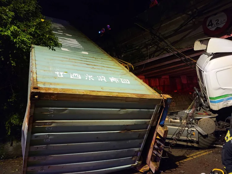 貨櫃車從國道翻落。翻攝畫面