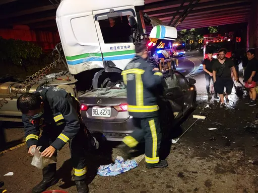 貨櫃車翻落國道！基隆平面道路1車慘遭壓扁　2人送醫生死不明
