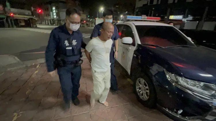 沒戴口罩偷襲司機的醉男因嗆警當場被上銬逮捕。侯昌騰攝