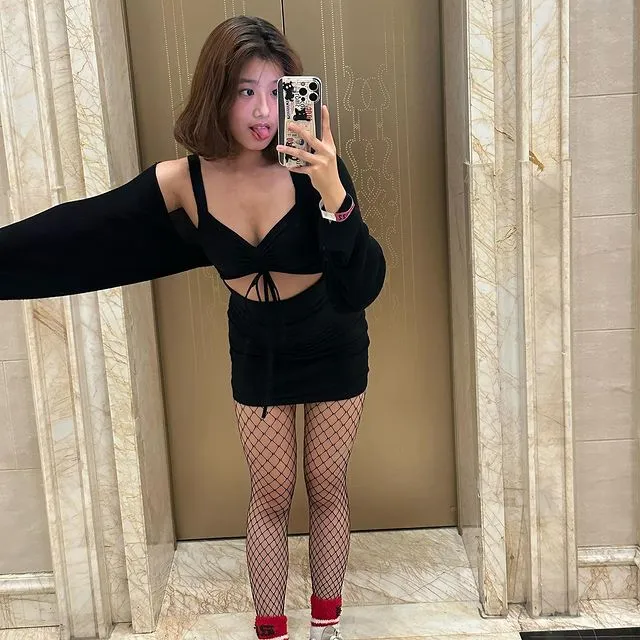 賈靜雯17歲女兒Angel為學校舞會穿上的性感網襪造型，引起了媒體的關注。翻攝angelsun619 IG
