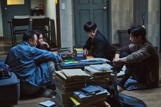 李星民（左起）劇中遭自稱「朋友」的人電話恐嚇，景收真、李學周、晉久一起想辦法緝兇。Disney+提供