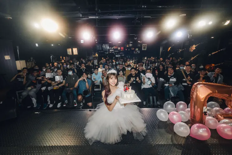 阿部瑪利亞（中）與粉絲一起慶生。麥卡貝網路電視提供