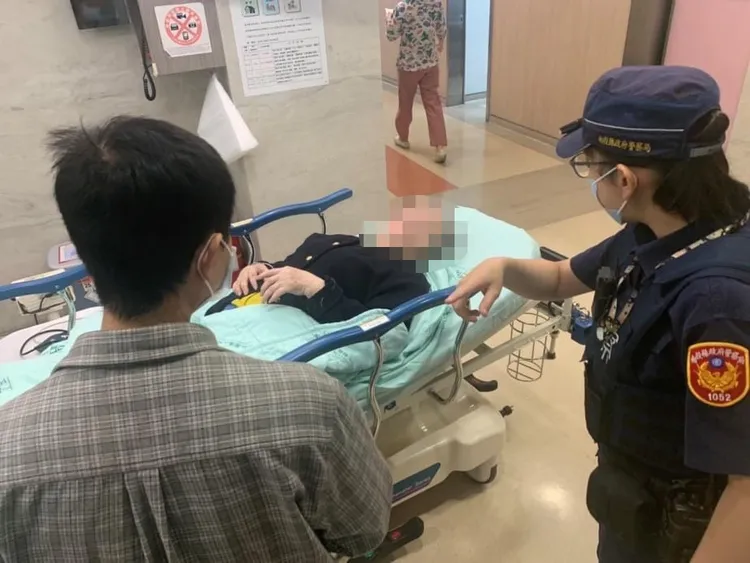 由於身份一時問不出來，因此警方先協助送醫治療。民眾提供