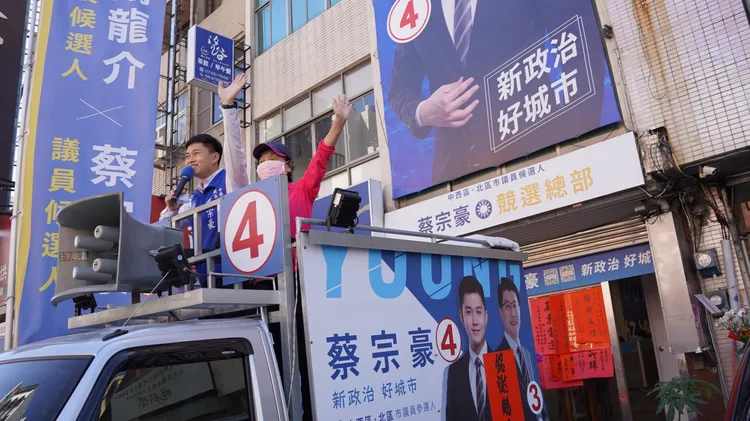 前議員洪玉鳳陪同蔡宗豪掃街謝票。蔡宗豪提供