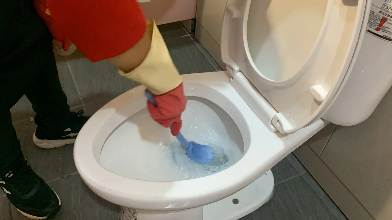 台鐵清潔包商巴斯克公司員工在山戶生孝指導下仔細清潔馬桶。曾雪蒨攝