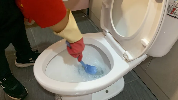 台鐵清潔包商巴斯克公司員工在山戶生孝指導下仔細清潔馬桶。曾雪蒨攝