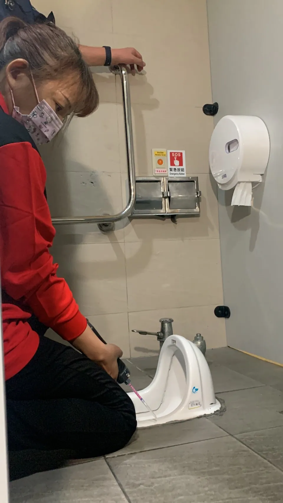 台鐵外包清潔公司斯巴克員工依照培山戶申孝指導，拿著檢測儀器進行廁所清潔度的診斷。曾雪蒨攝