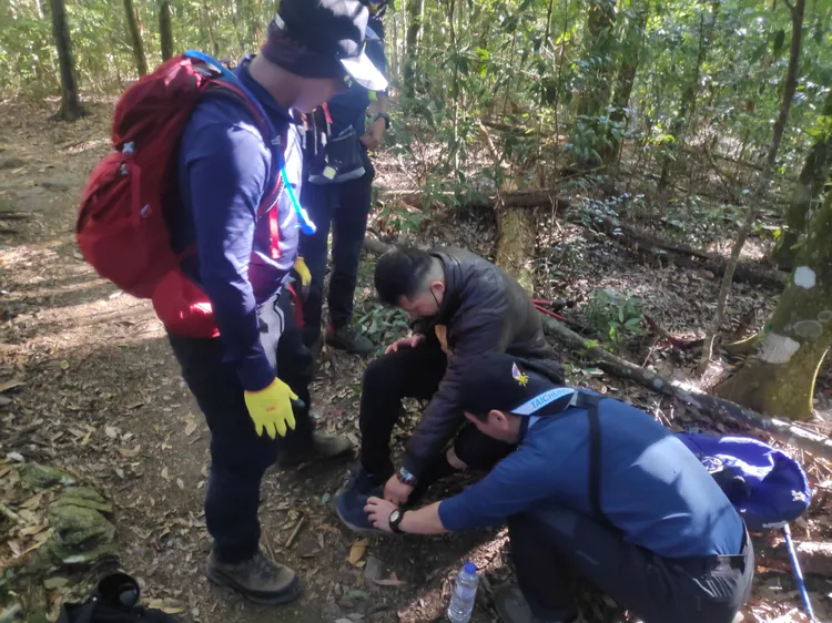 搜救人員上午8時許接觸楊男，所幸只有頭腳擦傷可自行走路下山。民眾提供