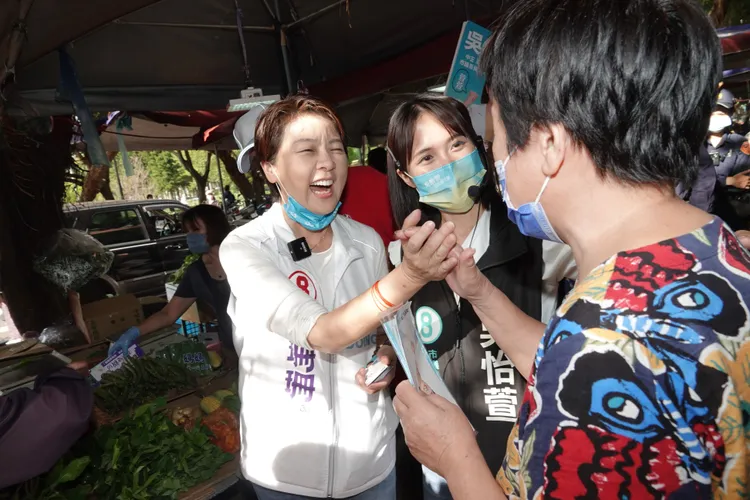 黃珊珊率議員候選人吳怡萱走訪國光市場。陳德興攝