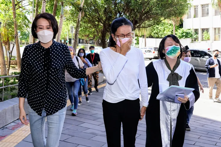 王鴻薇陪同張淑娟去提告。資料照片