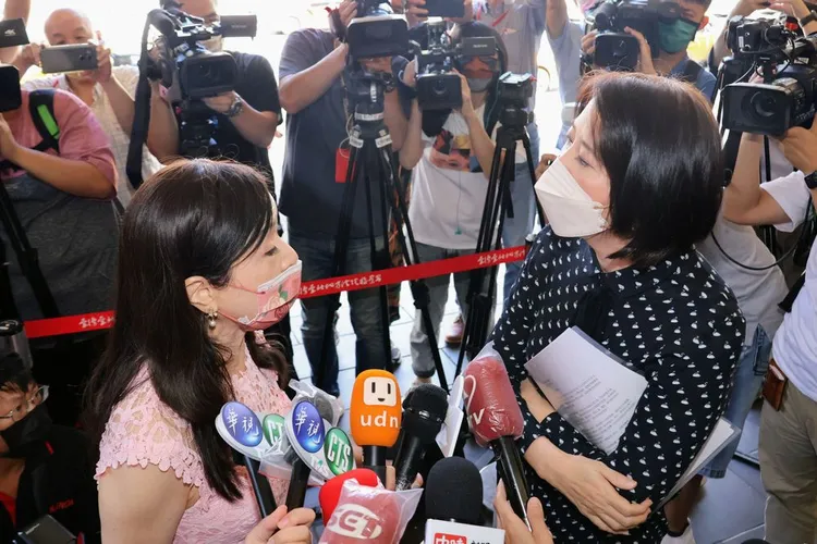 王鴻薇和周玉蔻互相幹譙。資料照片