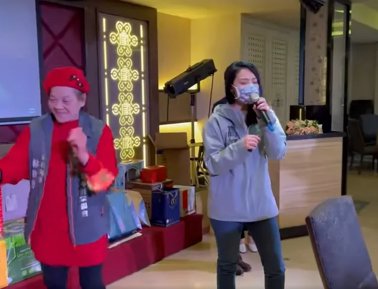 林冠年貼上高虹安私人聚會高歌影片，讚她：「威士忌，都是用乾杯的，比我還有酒膽」。翻攝自林冠年臉書