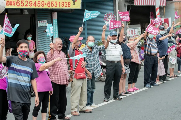 鄉親列隊打氣。競辦提供