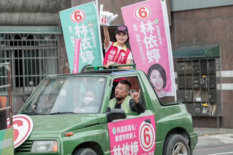 南市府小編林依婷是黃偉哲子弟兵。競辦提供