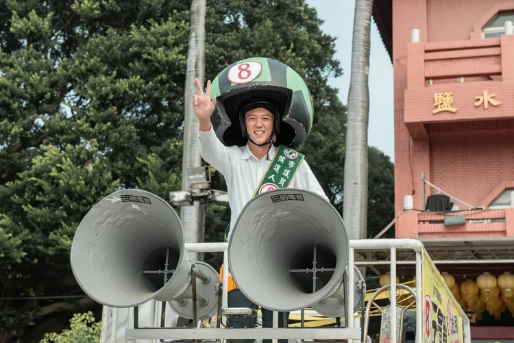 候選人王宣貿戴起超大安全帽吸引目光。競辦提供