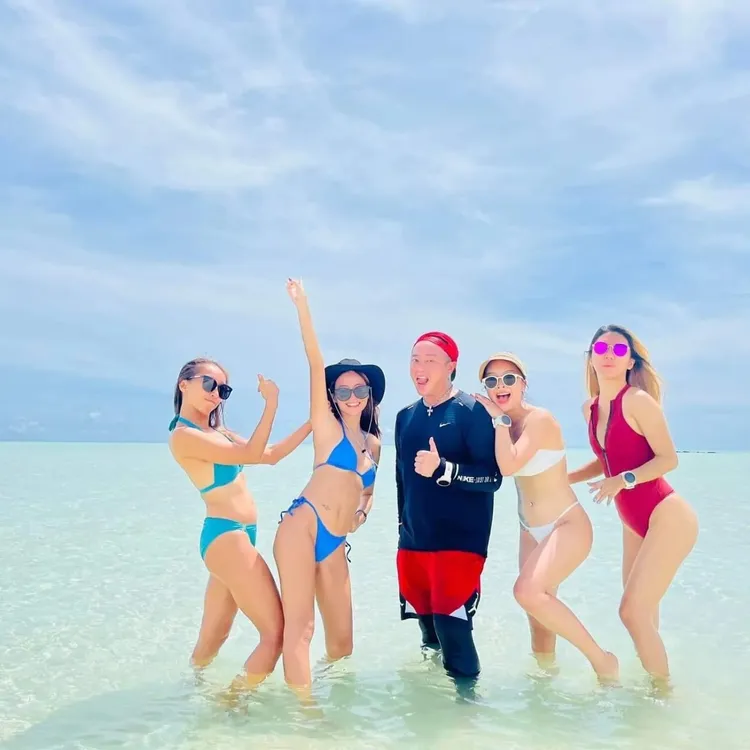 彈頭（中）日前與比基尼辣妹合照。翻攝彈頭臉書