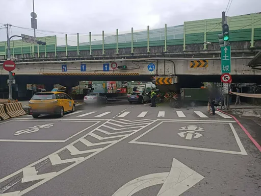 新北小貨車未依號誌左轉　直行騎士攔腰撞上身亡