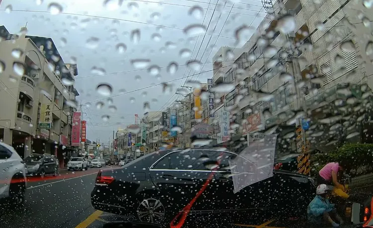 賓士車內的女子將被撞倒的騎士扶起。翻攝《沙鹿之美》
