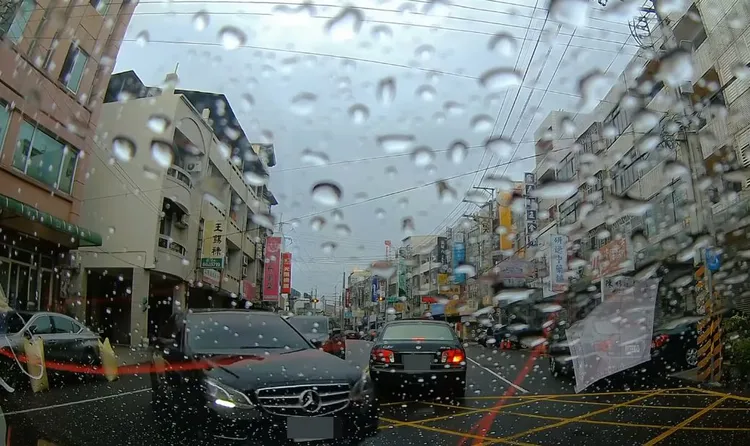 賓士車迴轉。翻攝《沙鹿之美》