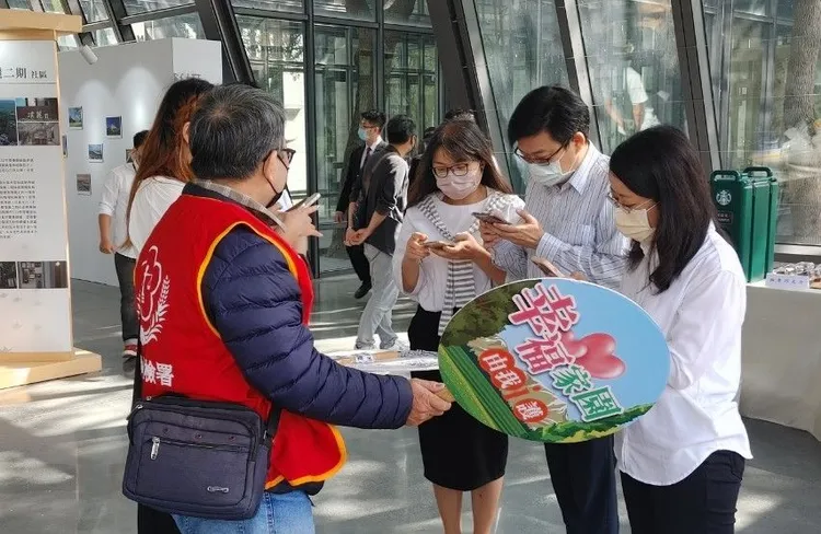 桃檢反賄選團隊與民眾互動。桃園地檢署提供