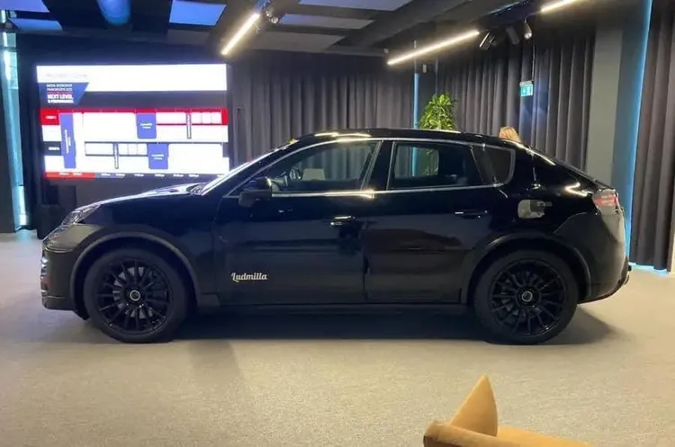 從偽裝車照片判斷，新車具有類似Cayenne Coupe的斜背跑旅造型。讀者提供