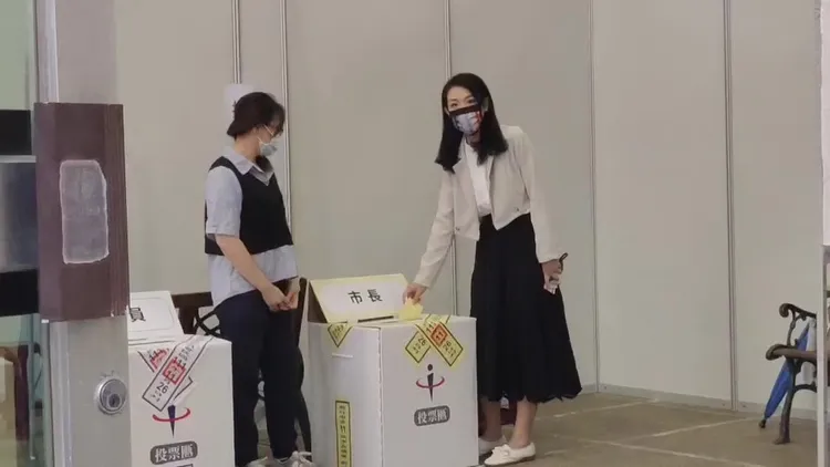 高虹安一早來到豐功里戶籍地投票，她身穿白衣長裙優雅亮相。讀者提供