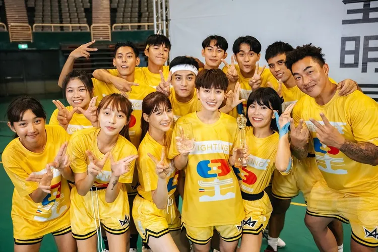 黃隊爆出排擠林玉書（前排左）。翻攝全明星運動會臉書