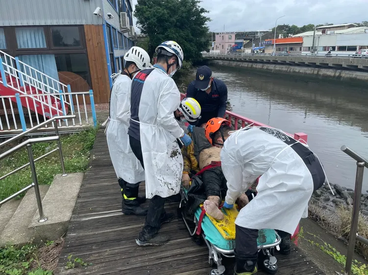 溺水男子救起時已無生命跡象，救護人員送醫仍宣告不治。民眾提供