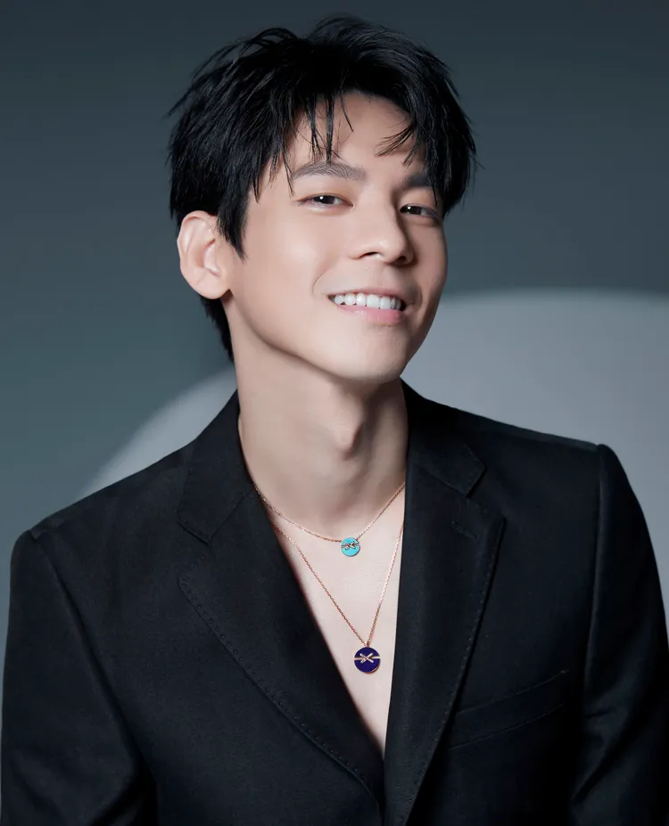 在林柏宏文雅外表下藏著的健壯身材，也因胸前疊戴的Liens系列項鍊更為耀眼。品牌提供