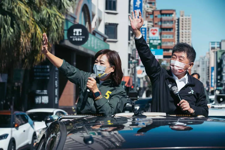 沈慧虹隔山觀虎鬥，趁兩人交火時頻繁掃街、發表政見，天天找不同人輔選站台。沈慧虹競辦提供