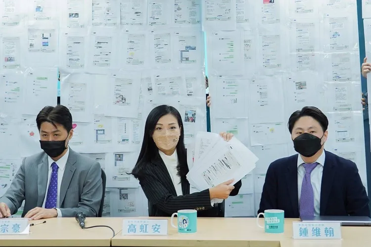 針對助理費爭議，高虹安召開記者會並秀出一面牆鐵證來反駁任用男友「詐領助理費」爭議。高虹安競辦提供