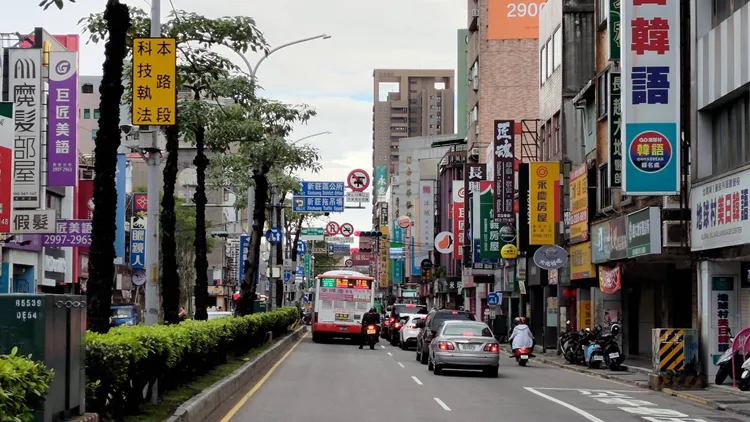 新莊區中正路與新泰路的科技執法設備。新莊警分局提供