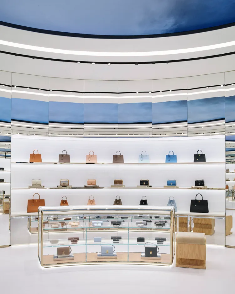 BURBERRY台北101旗艦店重新改裝開幕，約283坪的偌大明亮新風格空間中，展現2022冬系列男女裝、配件、包款與經典風衣、童裝等完整設計。品牌提供